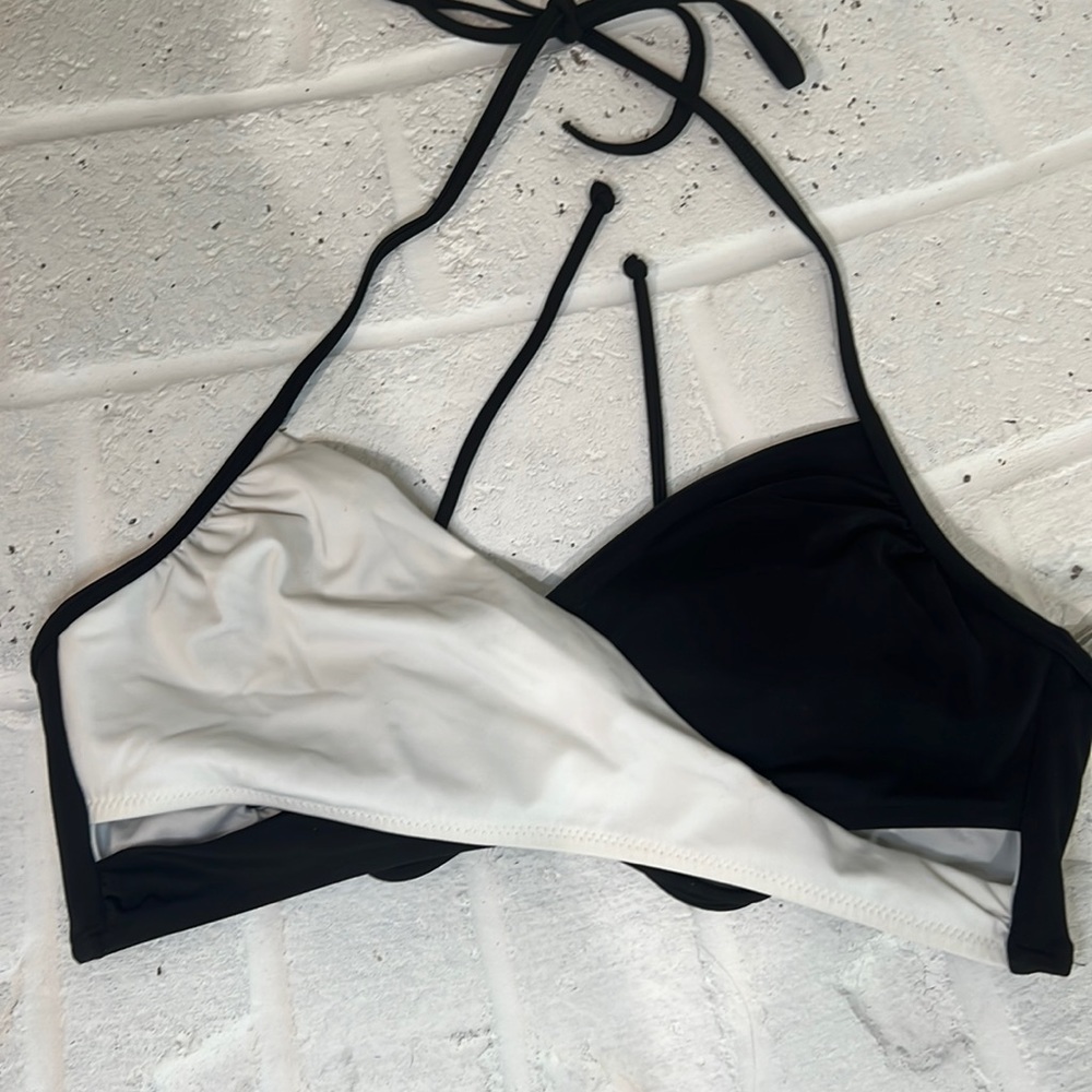 PINK Victoria’s Secret bikini top 🖤🤍